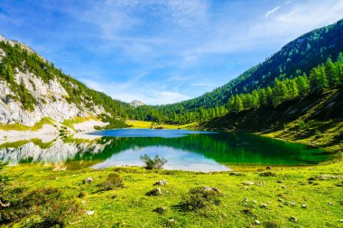 Schwarzensee, Tauplitzalm 'ın yüksek platosunda. Styria 'daki Totes Gebirge Gölü manzarası. Dağları ve Avusturya 'da Tauplitz' de bir gölü olan Idyllic manzarası.