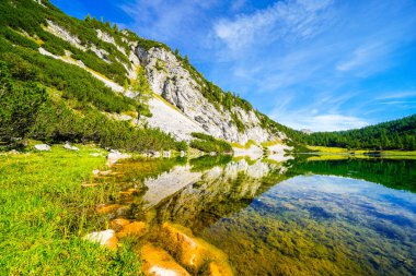 Schwarzensee, Tauplitzalm 'ın yüksek platosunda. Styria 'daki Totes Gebirge Gölü manzarası. Dağları ve Avusturya 'da Tauplitz' de bir gölü olan Idyllic manzarası.
