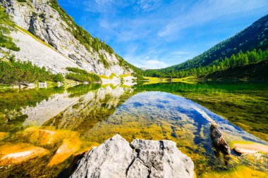 Schwarzensee, Tauplitzalm 'ın yüksek platosunda. Styria 'daki Totes Gebirge Gölü manzarası. Dağları ve Avusturya 'da Tauplitz' de bir gölü olan Idyllic manzarası.