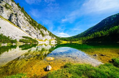 Schwarzensee, Tauplitzalm 'ın yüksek platosunda. Styria 'daki Totes Gebirge Gölü manzarası. Dağları ve Avusturya 'da Tauplitz' de bir gölü olan Idyllic manzarası.
