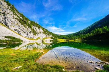 Schwarzensee, Tauplitzalm 'ın yüksek platosunda. Styria 'daki Totes Gebirge Gölü manzarası. Dağları ve Avusturya 'da Tauplitz' de bir gölü olan Idyllic manzarası.