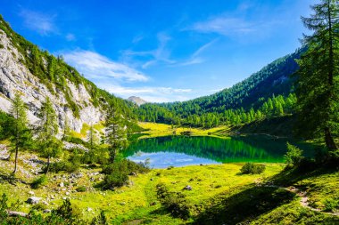 Schwarzensee, Tauplitzalm 'ın yüksek platosunda. Styria 'daki Totes Gebirge Gölü manzarası. Dağları ve Avusturya 'da Tauplitz' de bir gölü olan Idyllic manzarası.