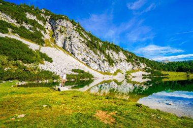 Schwarzensee, Tauplitzalm 'ın yüksek platosunda. Styria 'daki Totes Gebirge Gölü manzarası. Dağları ve Avusturya 'da Tauplitz' de bir gölü olan Idyllic manzarası.