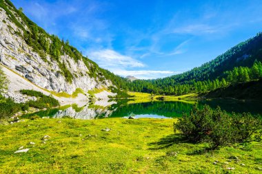 Schwarzensee, Tauplitzalm 'ın yüksek platosunda. Styria 'daki Totes Gebirge Gölü manzarası. Dağları ve Avusturya 'da Tauplitz' de bir gölü olan Idyllic manzarası.