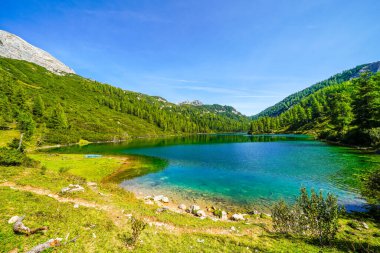 Steirersee, Tauplitzalm 'ın yüksek platosunda. Styria 'daki Totes Gebirge Gölü manzarası. Dağları ve Avusturya 'da Tauplitz' de bir gölü olan Idyllic manzarası.