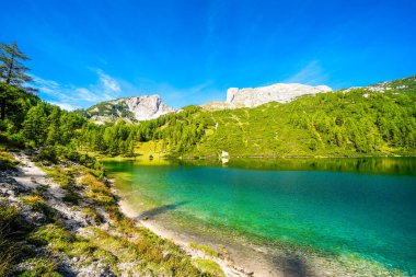 Steirersee, Tauplitzalm 'ın yüksek platosunda. Styria 'daki Totes Gebirge Gölü manzarası. Dağları ve Avusturya 'da Tauplitz' de bir gölü olan Idyllic manzarası.