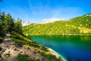 Steirersee, Tauplitzalm 'ın yüksek platosunda. Styria 'daki Totes Gebirge Gölü manzarası. Dağları ve Avusturya 'da Tauplitz' de bir gölü olan Idyllic manzarası.