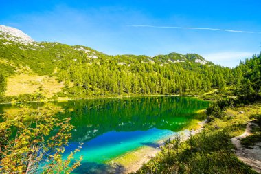 Steirersee, Tauplitzalm 'ın yüksek platosunda. Styria 'daki Totes Gebirge Gölü manzarası. Dağları ve Avusturya 'da Tauplitz' de bir gölü olan Idyllic manzarası.