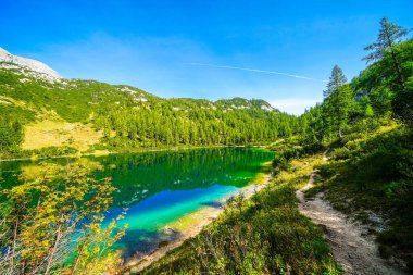 Steirersee, Tauplitzalm 'ın yüksek platosunda. Styria 'daki Totes Gebirge Gölü manzarası. Dağları ve Avusturya 'da Tauplitz' de bir gölü olan Idyllic manzarası.