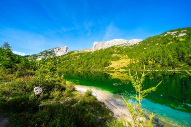 Steirersee, Tauplitzalm 'ın yüksek platosunda. Styria 'daki Totes Gebirge Gölü manzarası. Dağları ve Avusturya 'da Tauplitz' de bir gölü olan Idyllic manzarası.