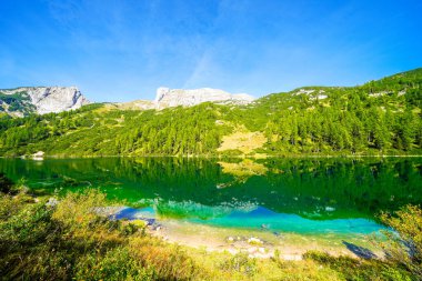 Steirersee, Tauplitzalm 'ın yüksek platosunda. Styria 'daki Totes Gebirge Gölü manzarası. Dağları ve Avusturya 'da Tauplitz' de bir gölü olan Idyllic manzarası.
