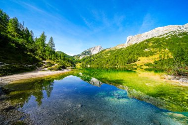 Steirersee, Tauplitzalm 'ın yüksek platosunda. Styria 'daki Totes Gebirge Gölü manzarası. Dağları ve Avusturya 'da Tauplitz' de bir gölü olan Idyllic manzarası.
