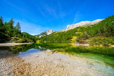 Steirersee, Tauplitzalm 'ın yüksek platosunda. Styria 'daki Totes Gebirge Gölü manzarası. Dağları ve Avusturya 'da Tauplitz' de bir gölü olan Idyllic manzarası.