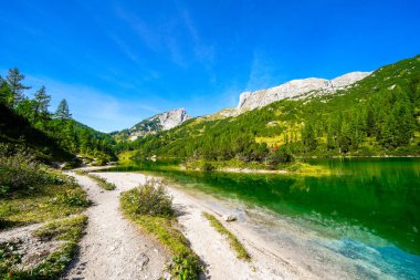 Steirersee, Tauplitzalm 'ın yüksek platosunda. Styria 'daki Totes Gebirge Gölü manzarası. Dağları ve Avusturya 'da Tauplitz' de bir gölü olan Idyllic manzarası.