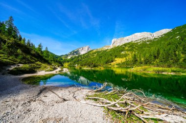 Steirersee, Tauplitzalm 'ın yüksek platosunda. Styria 'daki Totes Gebirge Gölü manzarası. Dağları ve Avusturya 'da Tauplitz' de bir gölü olan Idyllic manzarası.