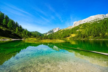Steirersee, Tauplitzalm 'ın yüksek platosunda. Styria 'daki Totes Gebirge Gölü manzarası. Dağları ve Avusturya 'da Tauplitz' de bir gölü olan Idyllic manzarası.