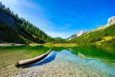 Steirersee, Tauplitzalm 'ın yüksek platosunda. Styria 'daki Totes Gebirge Gölü manzarası. Dağları ve Avusturya 'da Tauplitz' de bir gölü olan Idyllic manzarası.