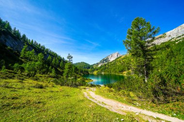 Steirersee, Tauplitzalm 'ın yüksek platosunda. Styria 'daki Toten Gebirge gölü manzarası. Dağları ve Avusturya 'da Tauplitz' de bir gölü olan Idyllic manzarası.