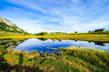 Tauplitzsee, Tauplitzalm 'ın yüksek platosunda. Styria 'daki Totes Gebirge Gölü manzarası. Avusturya 'da Tauplitz' de göl kenarındaki Idyllic manzarası.
