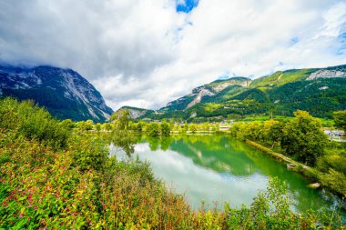 Styria 'da Liezen yakınlarındaki Trautenfels Kalesi' nin çevresindeki dağlarla çevrili bir gölet. Avusturya 'da Salzkammergut' ta manzara.