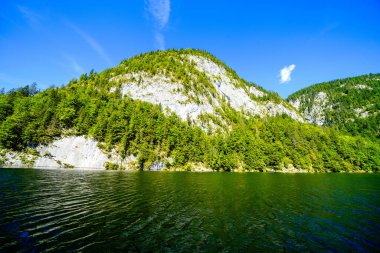 Toplitz Gölü ve çevre manzarası. Avusturya 'daki Styria gölünün kıyısında. Salzkammergut 'taki Ölü Dağlarda Dağ Gölü.