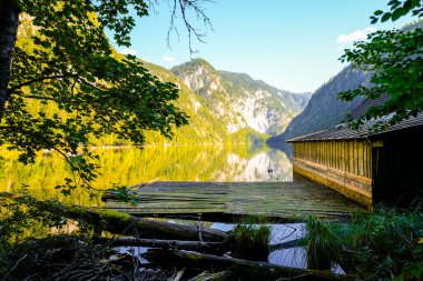 Toplitz Gölü ve çevre manzarası. Avusturya 'daki Styria gölünün kıyısında. Salzkammergut 'taki Ölü Dağlarda Dağ Gölü.