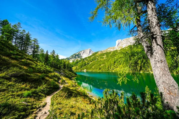 Steirersee, Tauplitzalm 'ın yüksek platosunda. Styria 'daki Totes Gebirge Gölü manzarası. Dağları ve Avusturya 'da Tauplitz' de bir gölü olan Idyllic manzarası.