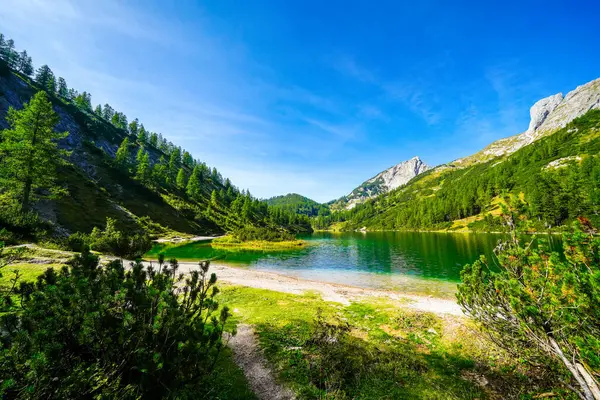 Steirersee, Tauplitzalm 'ın yüksek platosunda. Styria 'daki Totes Gebirge Gölü manzarası. Dağları ve Avusturya 'da Tauplitz' de bir gölü olan Idyllic manzarası.