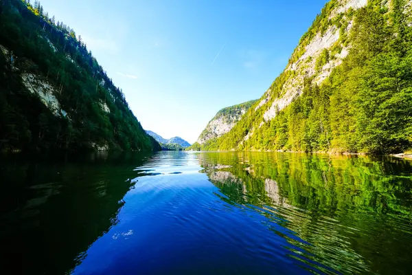 Toplitz Gölü ve çevre manzarası. Avusturya 'daki Styria gölünün kıyısında. Salzkammergut 'taki Ölü Dağlarda Dağ Gölü.