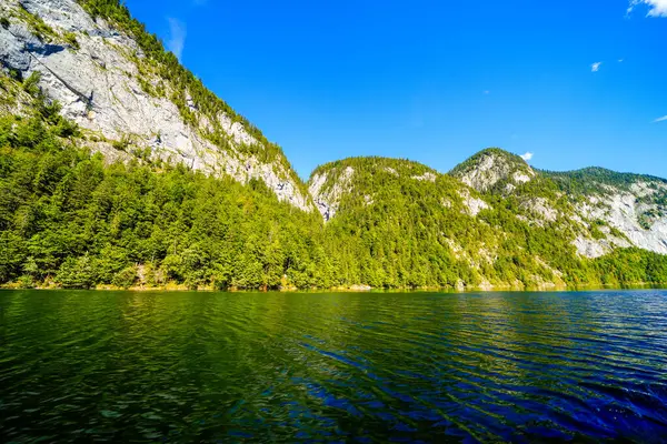 Toplitz Gölü ve çevre manzarası. Avusturya 'daki Styria gölünün kıyısında. Salzkammergut 'taki Ölü Dağlarda Dağ Gölü.
