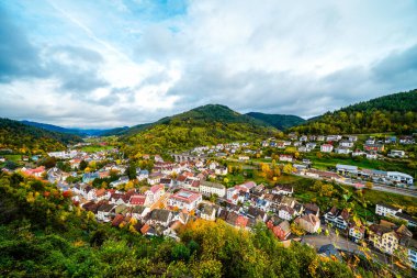 Hornberg kasabası ve Hornberg Kalesi 'nin çevresindeki doğa manzarası. Kara Orman 'da bir kasabanın manzarası.