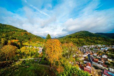 Hornberg kasabası ve Hornberg Kalesi 'nin çevresindeki doğa manzarası. Kara Orman 'da bir kasabanın manzarası.