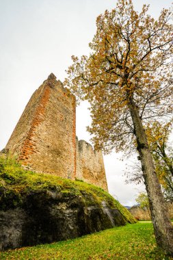Kara Orman 'da Waldkirch yakınlarında eski kale Kastelburg' u harabeye çevirdi..