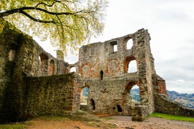 Kara Orman 'da Waldkirch yakınlarında eski kale Kastelburg' u harabeye çevirdi..