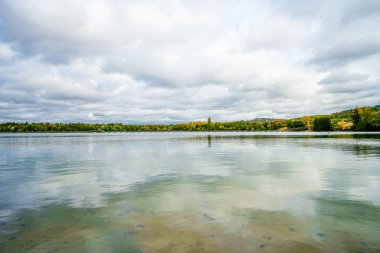 Baggersee Weingarten, Karlsruhe yakınlarında. Göl kenarındaki sonbahar manzarası.
