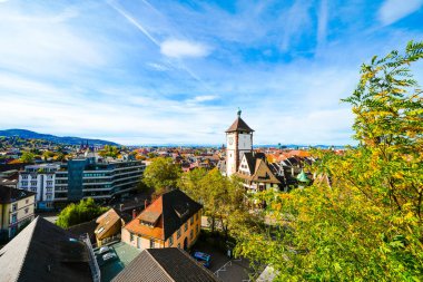 Freiburg im Breisgau ve çevre manzarası.