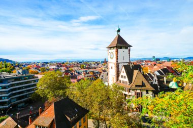 Freiburg im Breisgau ve çevre manzarası.