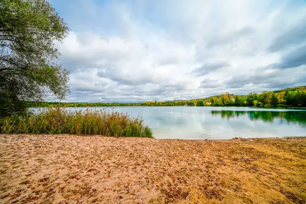 Baggersee Weingarten, Karlsruhe yakınlarında. Göl kenarındaki sonbahar manzarası.