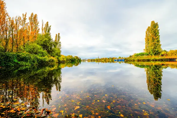 弗赖堡附近的Flueckiger湖和周围的大自然在一起 湖畔的秋景 图库照片