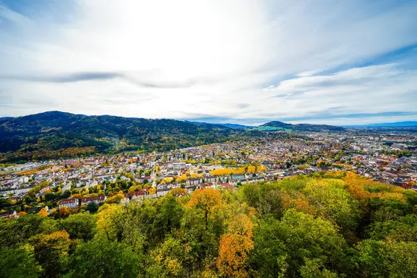 Blick Auf Freiburg Breisgau Und Die Umliegende Landschaft lizenzfreie Stockbilder