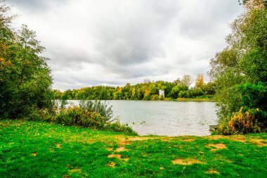 Stafforter Baggersee 'yi ve sonbaharda etrafını saran doğayı görmek. Stutensee 'de banyo gölü, Baden-Wrttemberg.