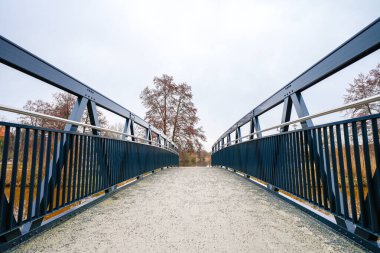 Elbe 'deki Dannenberg' deki okul merkezindeki Yeni Jeetzel Köprüsü manzarası