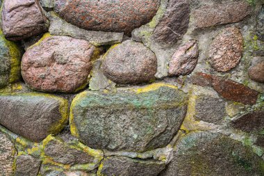 Yosun ve yosunlu eski taş duvar. Kırsal doğal arkaplan.