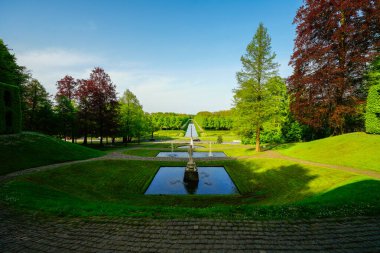 Kleve 'deki amfi tiyatronun ve orman bahçesinin önüne park et. Tarihi bahçeler ve şehir eğlencesi.