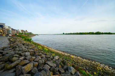 Emmerich am Rhein yakınlarındaki gezinti alanından Ren manzarası.