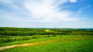 Kuzey Almanya 'nın Halde zirvesinden görüntü. Neukirchen-Vluyn 'daki Niederberg madeninden dökülen kuyruklar.