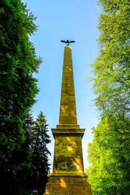 Anıt Bakır Düğme. Klever Amfitiyatrosunun üstündeki yüksek sütun bir savaş anıtı..