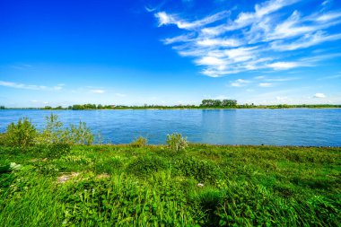 Bankadan Ren manzarası. Nehir kenarındaki manzara.