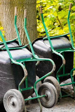 Bahçedeki eski el arabaları için depolama alanı.