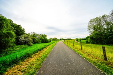Wesel yakınlarındaki Auesee 'de. Şehrin peyzaj koruma alanı boyunca dairesel rota.